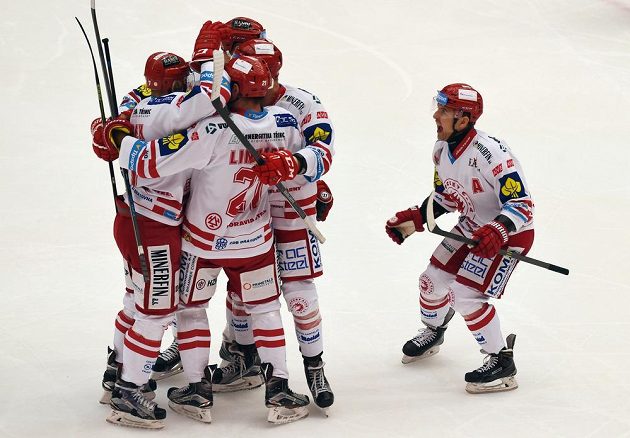 Třinečtí hokejisté slaví gól proti Mladé Boelslavi v utkání 38. kola Tipsport extraligy.