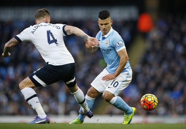Obránce Tottenhamu Toby Alderweireld v souboji s útočníkem Manchesteru City Sergiem Agüerem v zápase 26. kola anglické Premier League.