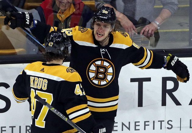 Bostonská radost! Hokejisté Bruins David Pastrňák (88) slaví gól po boku obránce Toreyho Kruga (47).