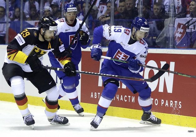 Němec Leon Draisaitl (vlevo) v souboji se Slovákem Matušem Sukelem (vpravo) v utkání MS.