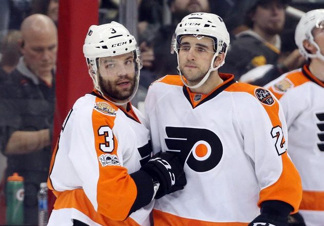 Obránce Philadelphie Flyers Radko Gudas se raduje z gólu na ledě Pittsburghu Penguins. Gratuluje mu spoluhráč Brandon Manning (23).