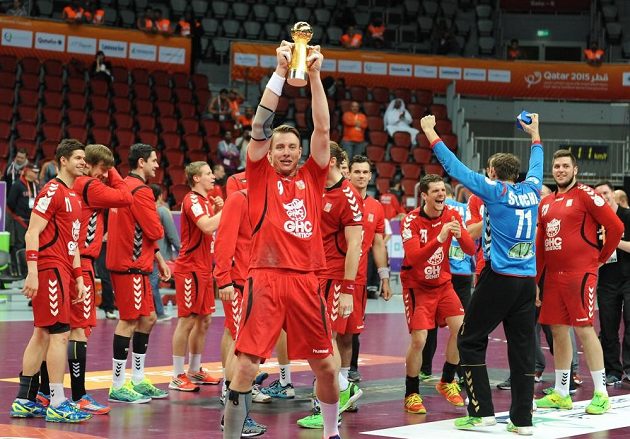 Kapitán Filip Jícha s Prezidentským pohárem za 17. místo na MS.