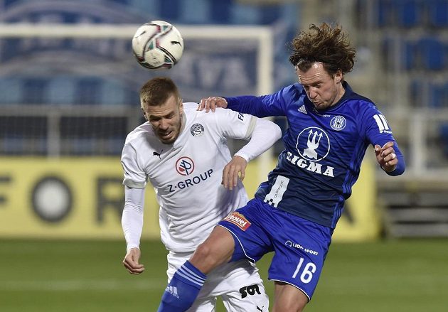 V ostrém hlavičkovém souboji (zleva) Stanislav Hofmann ze Slovácka a Martin Nešpor z Olomouce.
