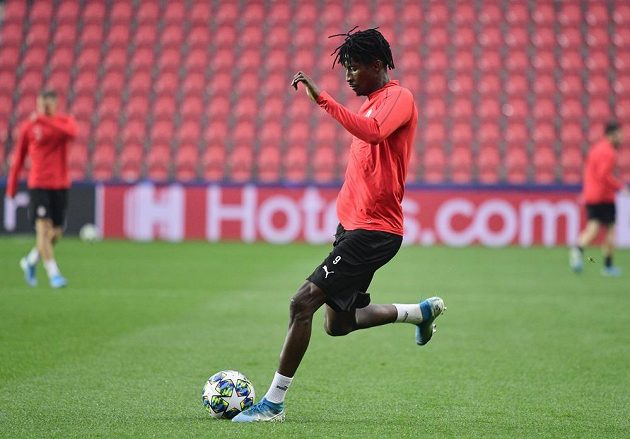 Fotbalista pražské Slavie Peter Olayinka na tréninku před zápasem Ligy mistrů, ve kterém se Slavia o den později utká s FC Barcelona.