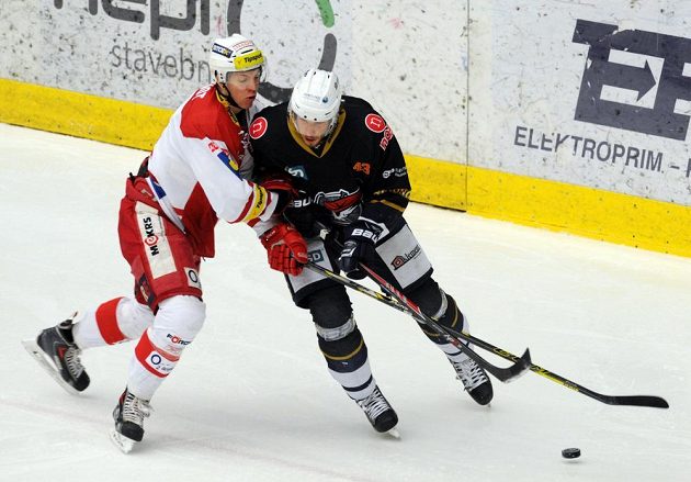 Ronald Knot (vlevo) ze Slavie bojuje o puk s chomutovským forvardem Antonínem Duškem.