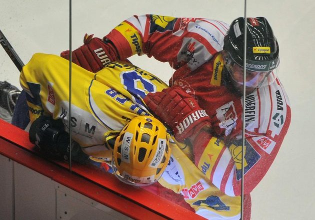 Útočník Zlína Bedřich Köhler (vlevo) v souboji s třineckým obráncem Lukášem Galvasem.