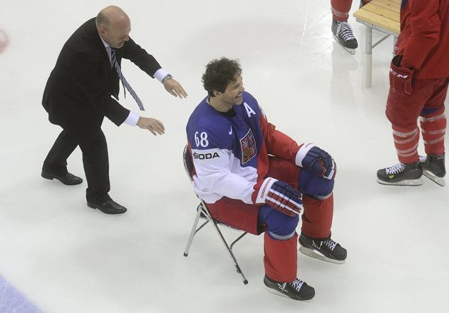 Fyzioterapeut Pavel Kolář (vpravo) odváží na židli Jaromíra Jágra po focení týmu na tréninku.