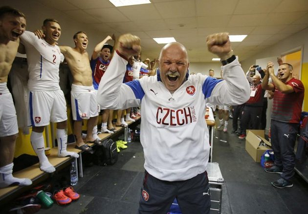 Masér Eduard Poustka pokřikem oslavuje postup na mistrovství Evropy ve Francii.