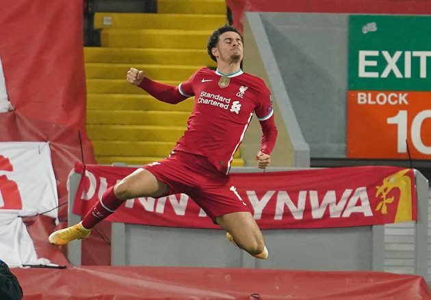 Curtis Jones z Liverpoolu v extázi radosti poté, co vstřelil jediný gól zápasu Ligy mistrů s Ajaxem.