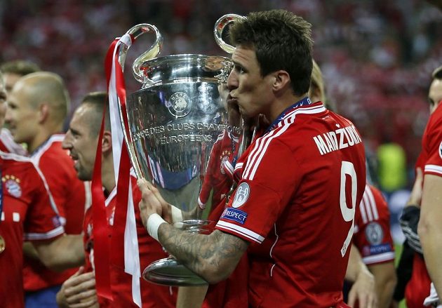 Střelec úvodního gólu finále Ligy mistrů Mario Mandžukič si užívá radost s pohárem.