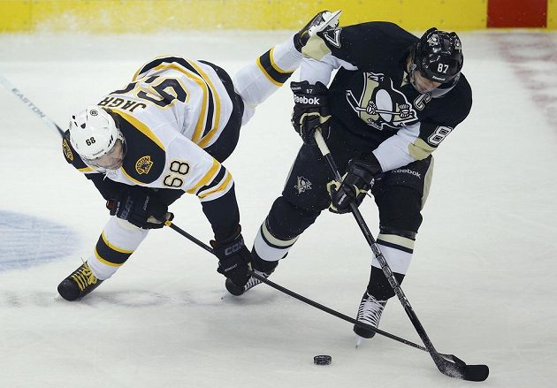 Souboj hvězd. Jaromír Jágr (vlevo) z Bostonu bojuje o puk s pittsburským Sidneym Crosbym.