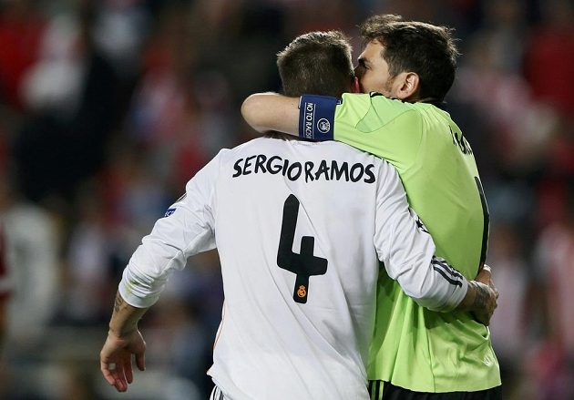 Strážce svatyně Realu Madrid Iker Casillas děkuje svému zachránci Sergiu Ramosovi ve finále Ligy mistrů proti městskému rivalovi Atlétiku.