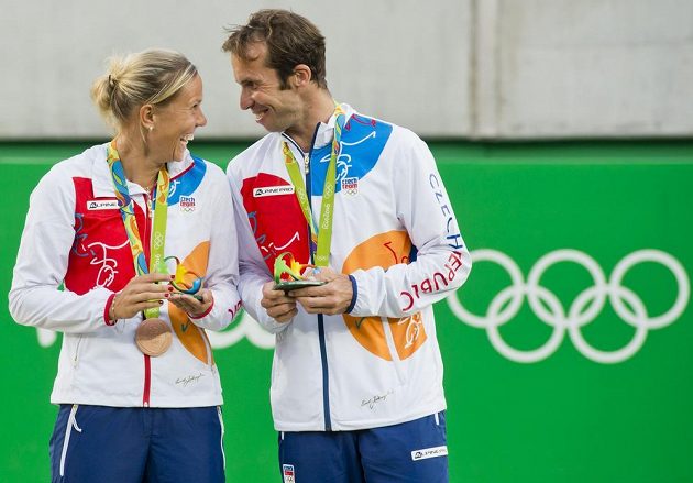 Čeští tenisté Radek Štěpánek a Lucie Hradecká převzali medaile za 3. místo ve smíšené čtyřhře.