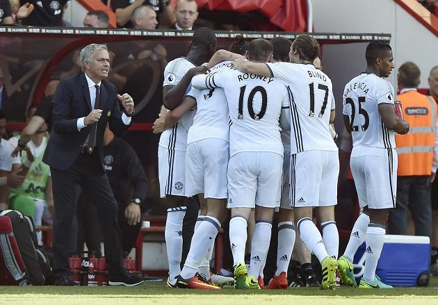 Nový kouč Manchesteru United Jose Mourinho (vlevo) se spolu se svými svěřenci raduje z gólu Zlatana Ibrahimovice v 1. kole Premier League.