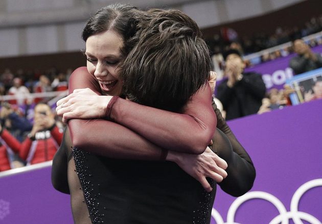 Kanaďané Tessa Virtueová a Scott Moir se s krasobruslařskou kariérou rozloučili zlatem na ZOH. V tancích na ledě porazili o 79 setin Papadakisovou a Cizerona.