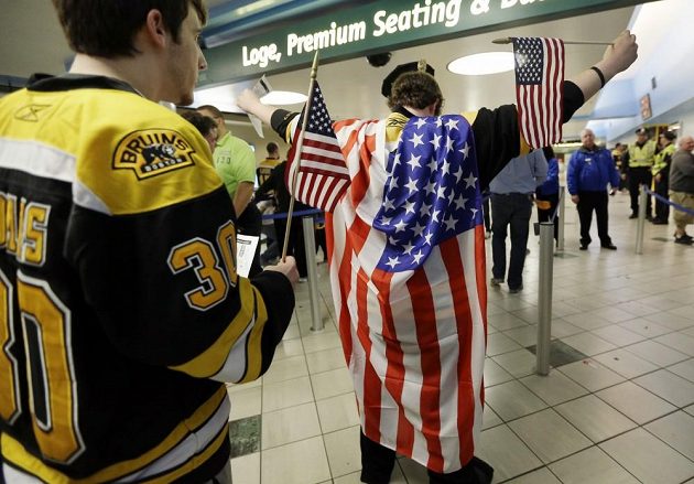 Bostonští fanoušci vyrazili na zápas Bruins proti Buffalu s americkými vlajkami, čímž reagovali na pondělní tragické události.