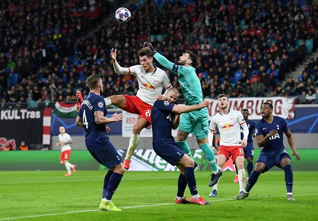 Český legionář Patrik Schick z Lipska ve vzdušném souboji s brankářem Tottenhamu Hugem Llorisem.