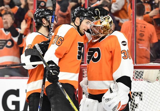 Brankář Michal Neuvirth oslavuje s centrem Chrisem VandeVeldem vítězství nad Washingtonem.