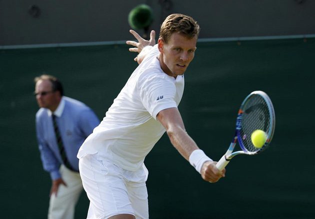 Český tenista Tomáš Berdych v zápase třetího kola Wimbledonu se Španělem Pablem Andújarem.