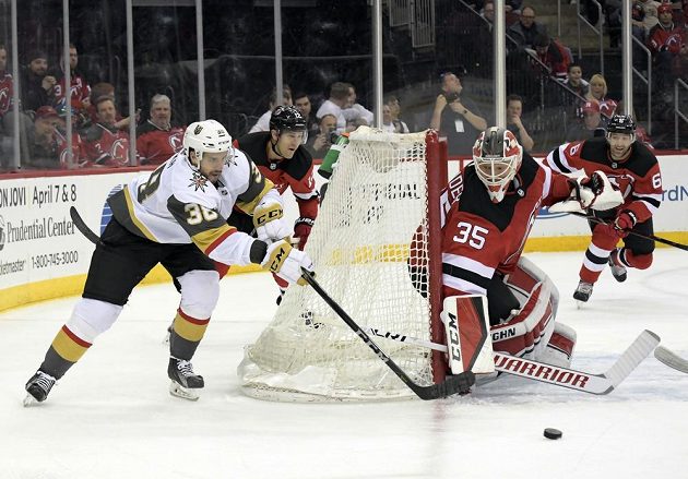 Útočník Vegas Tomáš Hyka se snažil zakončit akci v utkání NHL proti New Jersey Devils, radost mu pokazil gólman Cory Schneider (35), jenž vyrazil puk.