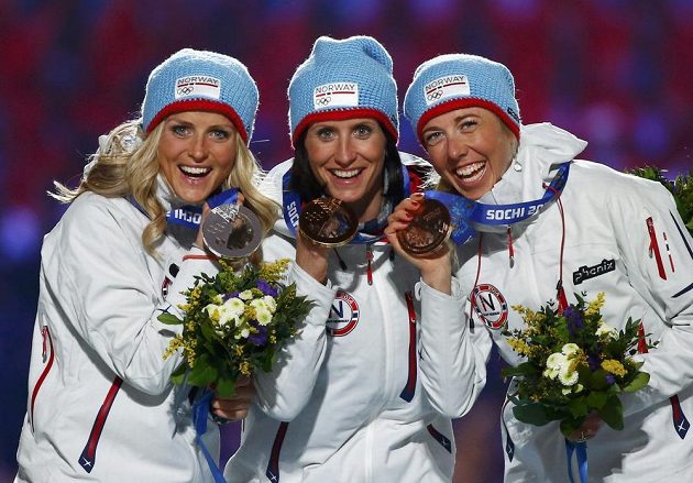 Norské běžkyně z běhu na 30 kilometrů zlatá Marit Björgenová (uprostřed), stříbrná Therese Johaugová (vlevo) a bronzová Kristin Störmerová Steiraová dostaly medaile během slavnostního zakončení her.