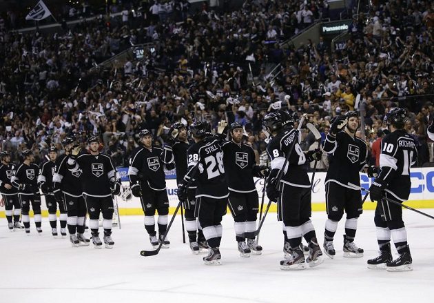 Takhle obhájci Stanley Cupu z Los Angeles oslavovali první výhru nad St. Louis ve čtvrtfinále Západní konference NHL.