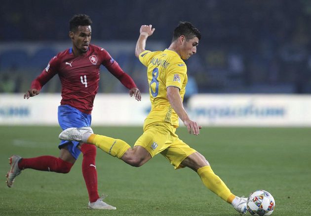 Nápřah střelce ukrajinského gólu Ruslana Malinovského sleduje Theo Gebre Selassie.