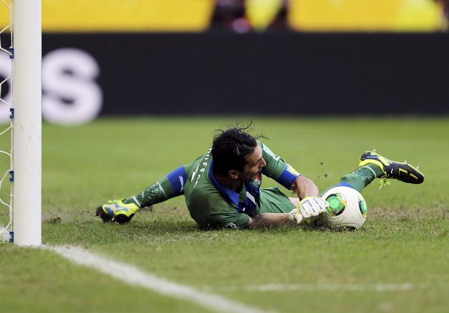Italský gólman Gianluigi Buffon při penaltovém rozstřelu s Uruguayí svůj tým výrazně podržel.