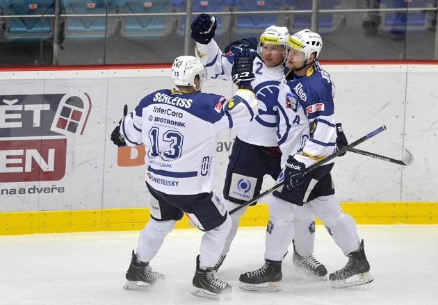 Plzeňští hokejisté slaví gól na ledě Hradce Králové. Zleva Jan Schleiss, Ondřej Kratěna a Jakub Jeřábek.