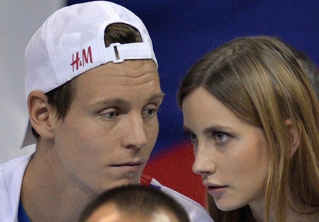 Rozhodující utkání Radka Štěpánka se Srbem Dušanem Lajovičem ve finále Davisova poháru sledovala s Tomášem Berdychem i jeho přítelkyně Ester Sátorová.