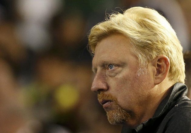 Boris Becker, trenér Novaka Djokoviče, sleduje zápas svého svěřence v semifinále Australian Open.