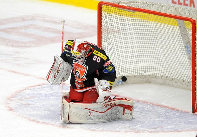 Královéhradecký brankář Ondřej Kacetl inkasuje gól ve třetím čtvrtfinálovém duelu play off extraligy se Spartou.