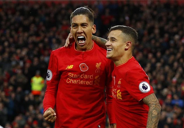 Liverpoolský Roberto Firmino (vlevo) se raduje společně s Philippem Coutinhem z gólu v ligovém utkání s Watfordem.