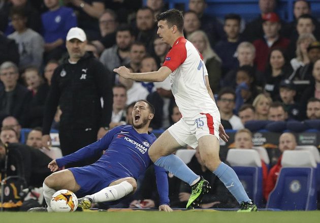 Hvězda Chelsea Eden Hazard (vlevo) a Ondřej Kúdela ze Slavie v odvetě čtvrtfinále Evropské ligy.