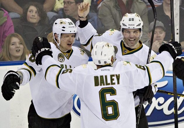 Rozjásaní hokejisté Dallasu: zleva Philip Larsen, Trevor Daley a Jaromír Jágr, autor vítězné trefy v utkání proti Edmontonu.