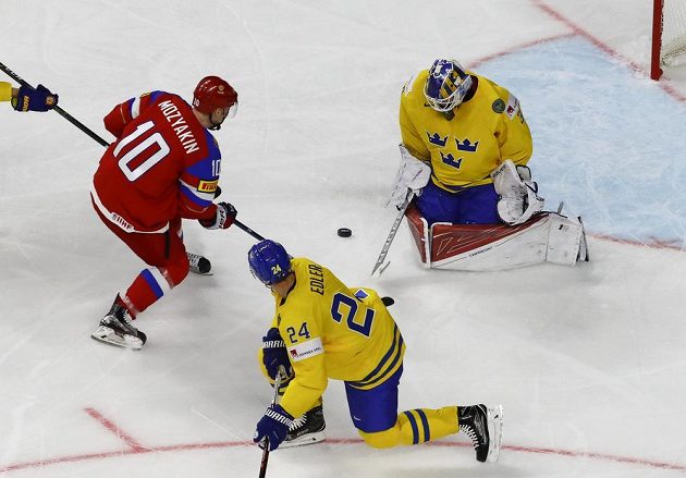 Švédský brankář Viktor Fasth zasahuje v utkání mistrovství světa s Ruskem. V šanci se ocitl Rus Sergej Mozjakin.