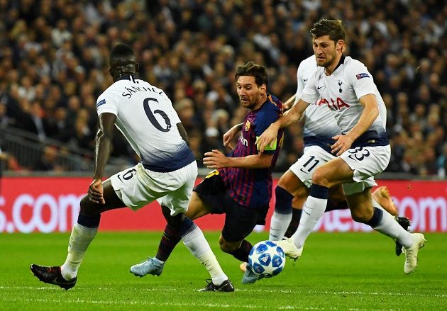 Barcelonský Lionel Messi v akci během utkání Ligy mistrů s Tottenhamem.