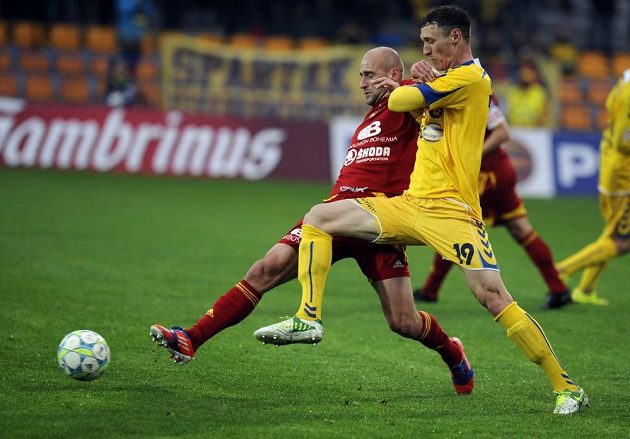 Obránce Dukly Jan Vorel (vlevo) a jihlavský útočník Arnold Šimonek v utkání 26. kola Gambrinus ligy.