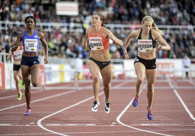 Zleva Cassandra Tateová z USA, vítězná Zuzana Hejnová a Sara Petersenová z Dánska v závěru závodu na 400 m překážek při Diamantové lize ve Stockholmu.
