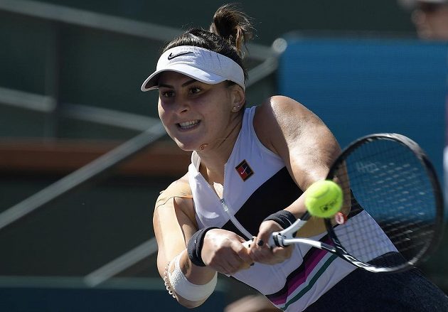 Kanadská tenistka Bianca Andreescuová returnuje ve finále turnaje v Indian Wells. Své tažení dotáhla do vítězného konce.