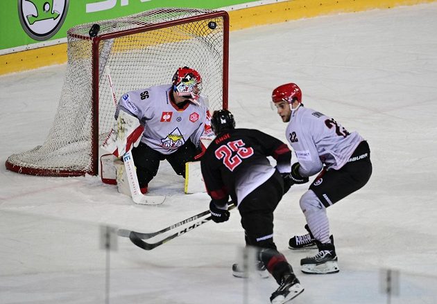 David Kaše ze Sparty střílí gól brankáři Bremerhavenu Maximilianu Franzrebovi, vpravo je Vladimír Eminger z Bremerhavenu.