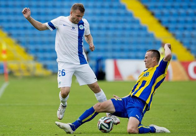 Liberecký záložník Tomáš Ďubek (vlevo) se snaží přejít přes Borise Sekuliče z Košic.