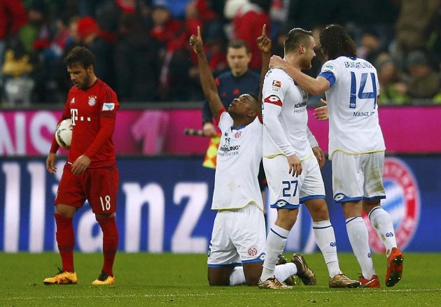 Jhon Cordoba (druhý zleva) z Mohuče jásá po gólu, kterým srazil Bayern. radují se i Julian Baumgartlinger (14) a Christian Clemens, vlevo Juan Bernat.