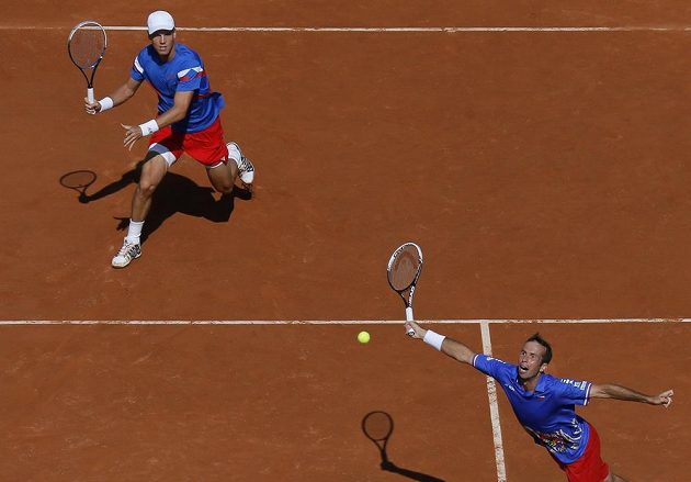 Radek Štěpánek (dole) a Tomáš Berdych v klíčovém semifinále Davis Cupu ve Francii.