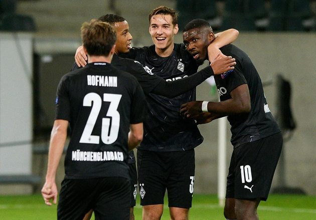 Radost v podání fotbalistů Borussie Mönchengladbach. Marcus Thuram slaví se spoluhráči vstřelený gól do sítě Realu Madrid v Lize mistrů.