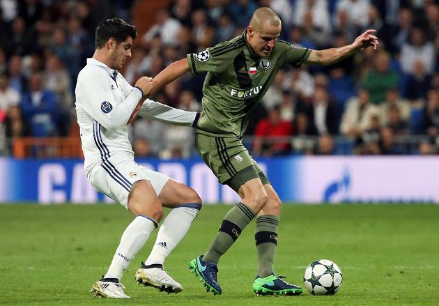 Útočník Realu Madrid Álvaro Morata (vlevo) v souboji o míč s Adamem Hlouškem z Legie Varšava.