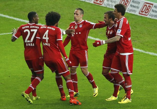 Radost fotbalistů Bayernu Mnichov po třetím gólu v síti Herthy Berlín (jeho autor Franck Ribéry uprostřed).