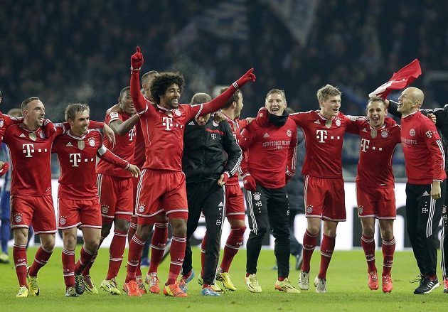 Radost hráčů Bayernu krátce poté, co vyhráli v Berlíně nad Herthou 3:1 a mohli začít slavit mistrovský titul.