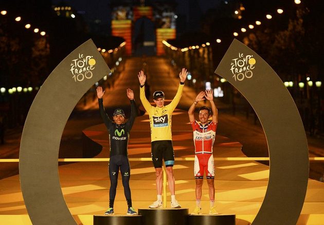 Tři nejlepší cyklisté stého ročníku Tour de France. Vlevo celkově druhý Kolumbijec Nairo Alexander Quintana z týmu Movistar, uprostřed vítěz Christopher Froome ze stáje Sky, vpravo celkově třetí Španěl Joaquim Rodríguez z týmu Kaťuša.