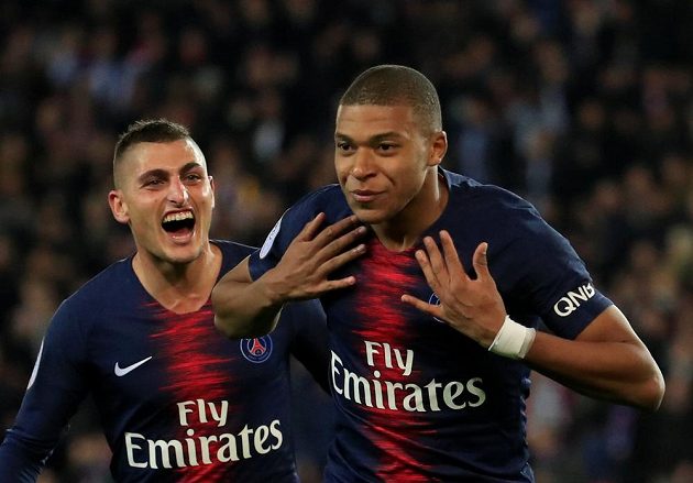 Devatenáctiletá hvězda Kylian Mbappé se ve francouzské fotbalové lize blýskl čtyřmi góly během 13 minut a pomohl PSG k vítězství 5:0 nad Lyonem. Na snímku slaví svou druhou trefu v utkání.